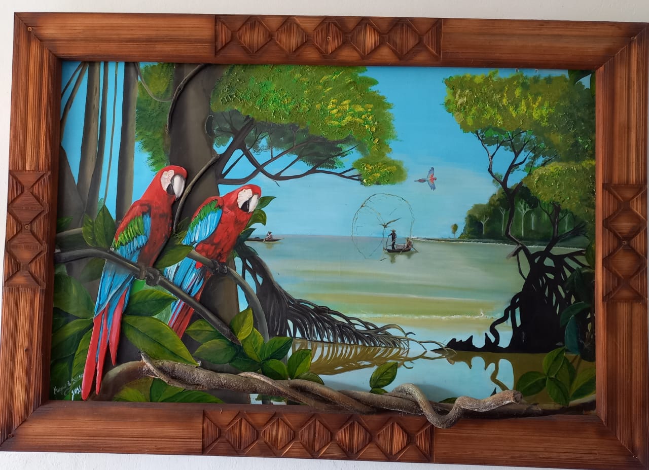 Duas araras vermelhas pousadas em galhos que avançam para fora da pintura. Ao fundo, mangue, rio e um pescador lançando a tarrafa.