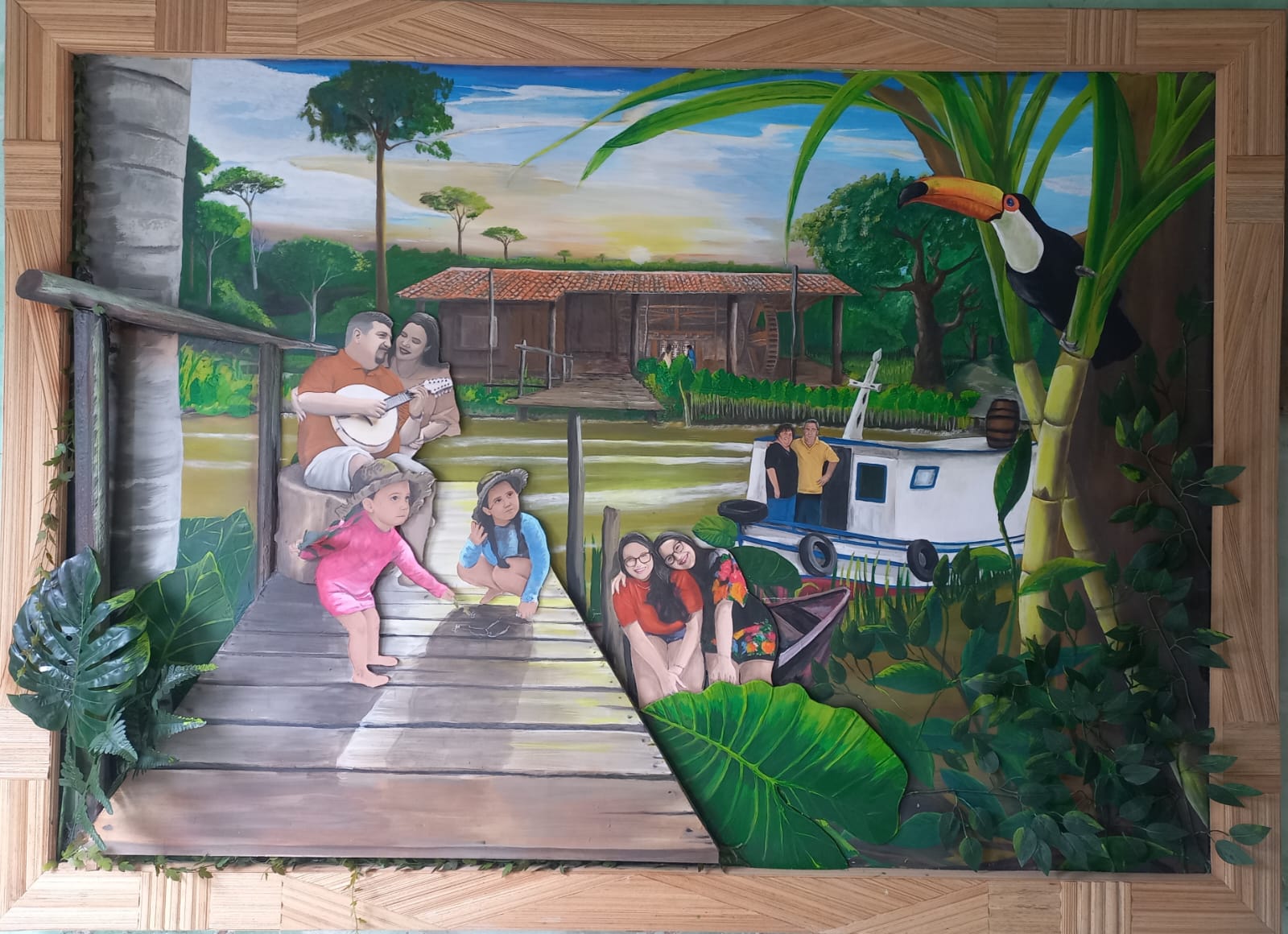 Família no trapiche, com viola, crianças, barco, folhas e um tucano que saem da pintura.