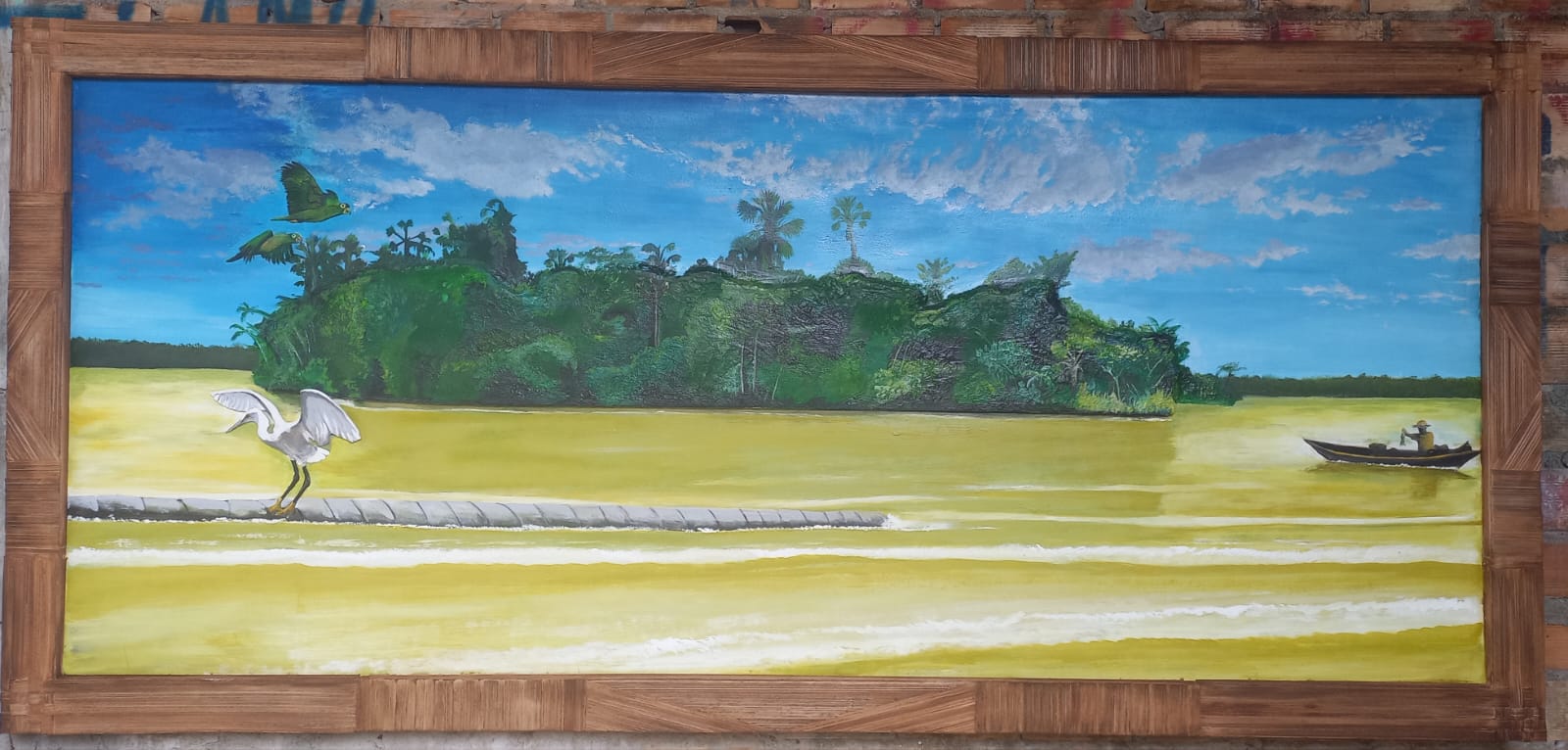 Garça branca na margem de um rio amarelo, ilha coberta de palmeiras ao fundo e uma canoa à direita. A moldura é de miriti.