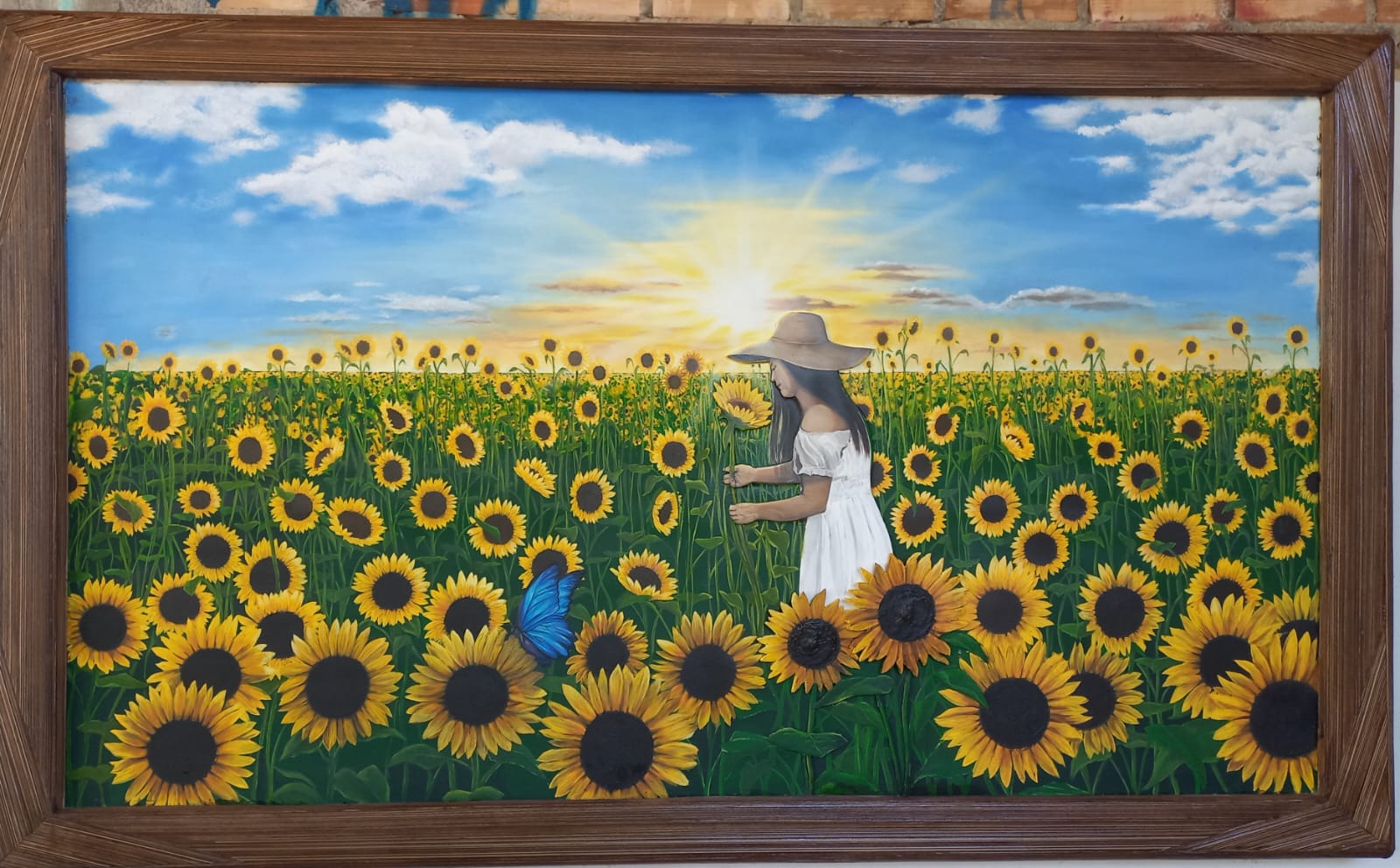 Menina de vestido branco e chapéu num campo de girassóis, com uma borboleta azul e o sol baixo.